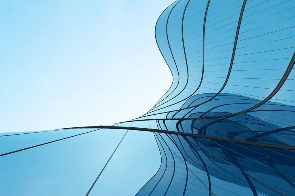 Aprenda sobre la historia del vidrio, cómo se utiliza, qué arquitectos se destacan en su uso y que proyectos lo aprovechan bien.