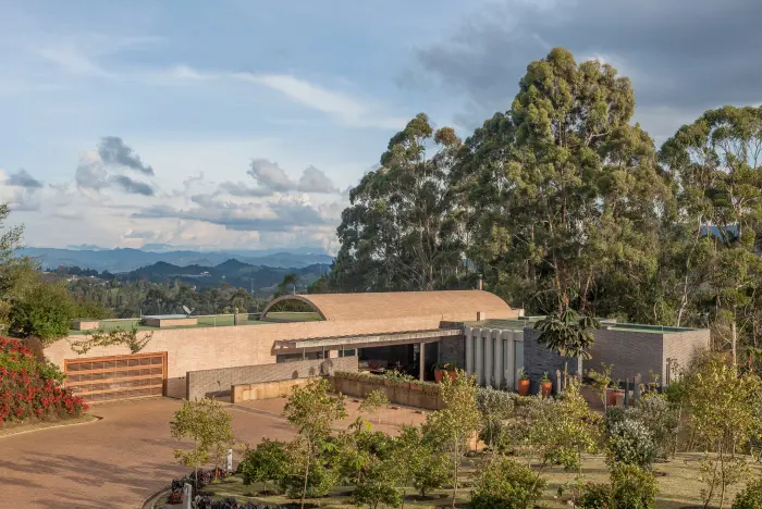 La casa de sus sueños puede estar en el altiplano antioqueño y tener 1. 341 m² La disposición horizontal de los volúmenes de mampostería armonizan con las terrazas y los jardines. Al sur, en los días despejados, se ve la cumbre nevada del volcán del ruiz.