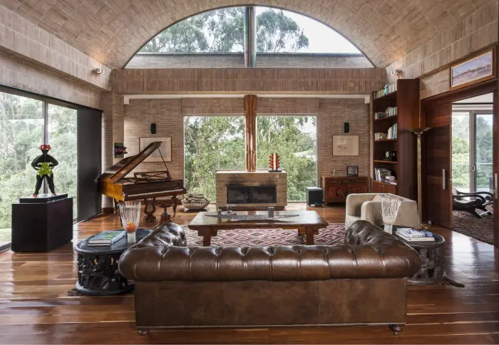 La casa de sus sueños puede estar en el altiplano antioqueño y tener 1. 341 m² Una ventana enmarca la chimenea con hogar de piedra y buitrón de cobre. Una puerta corredera lateral comunica el estudio con la habitación principal.