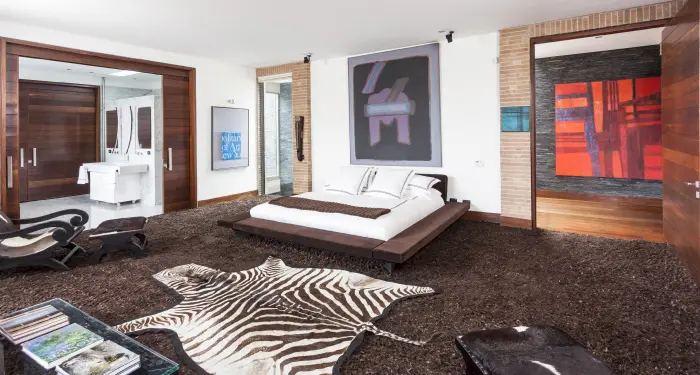 La casa de sus sueños puede estar en el altiplano antioqueño y tener 1. 341 m² La calidez de un tapete de lana natural da un aire acogedor a la alcoba principal, separada del baño por medio de una puerta corredera.