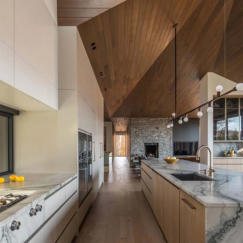 Esta cocina es un espacio abierto que dialoga con el comedor y el paisaje Esta cocina es un espacio abierto que dialoga con el comedor y el paisaje