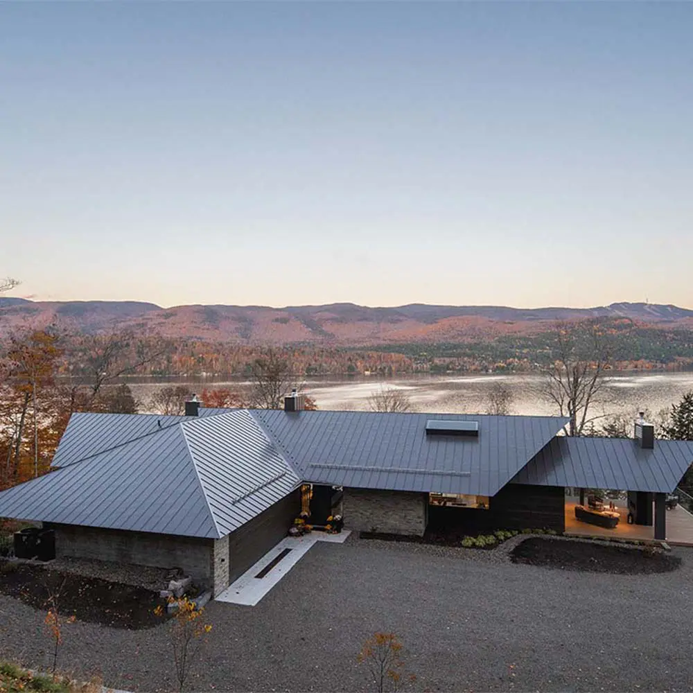 Esta cocina es un espacio abierto que dialoga con el comedor y el paisaje Esta cocina es un espacio abierto que dialoga con el comedor y el paisaje