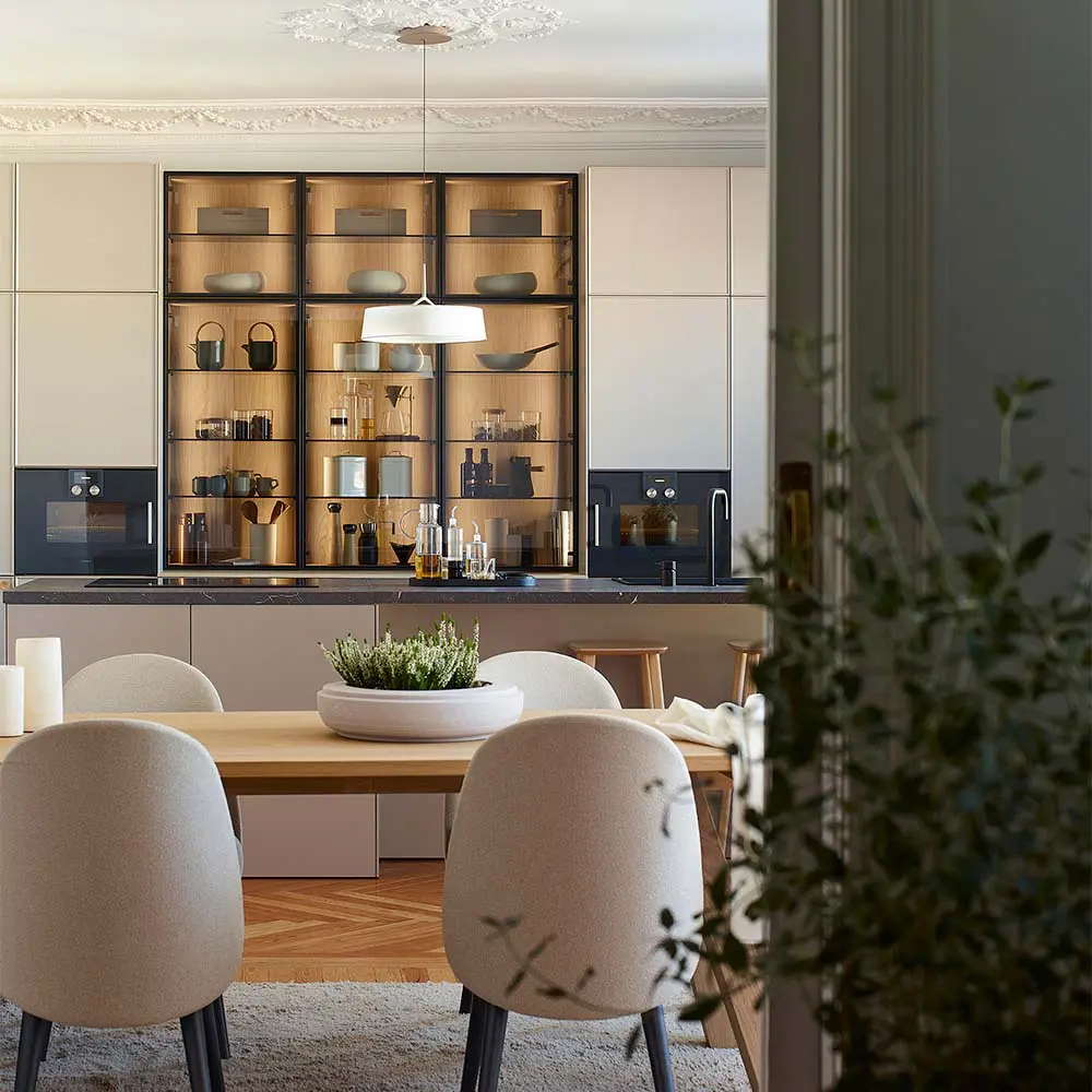 La cocina más sorprendente: un espacio contemporáneo dentro de un edificio ecléctico