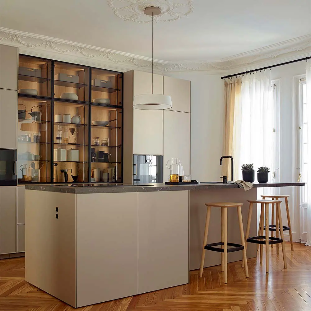 La cocina más sorprendente: un espacio contemporáneo dentro de un edificio ecléctico