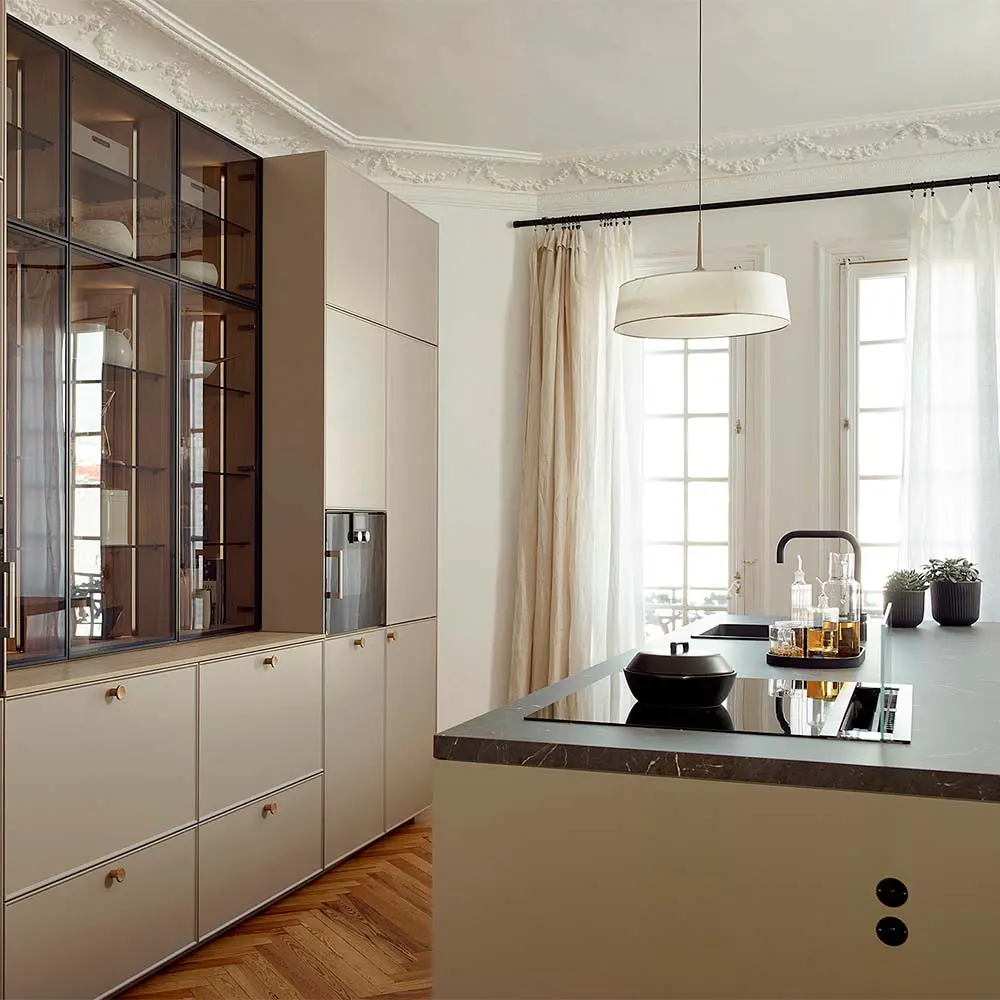 La cocina más sorprendente: un espacio contemporáneo dentro de un edificio ecléctico