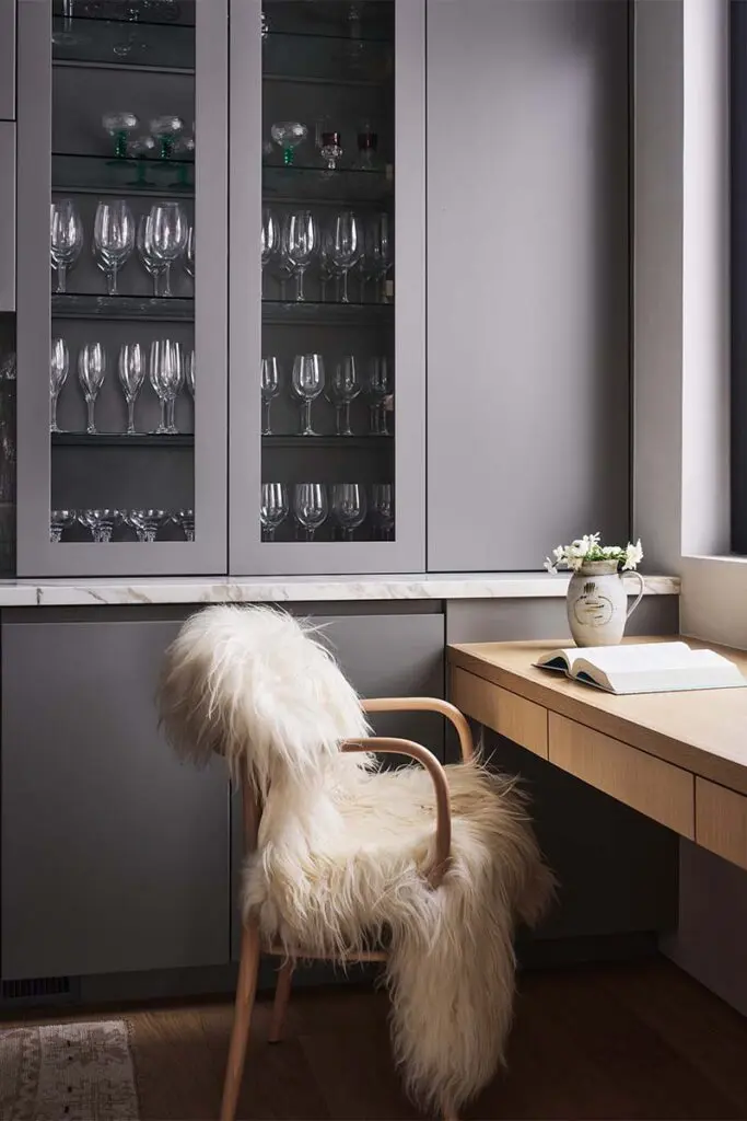 Perfecta para vivir en serenidad junto al bosque: una vivienda en vidrio y madera Perfecta para vivir en serenidad junto al bosque: una vivienda en vidrio y madera