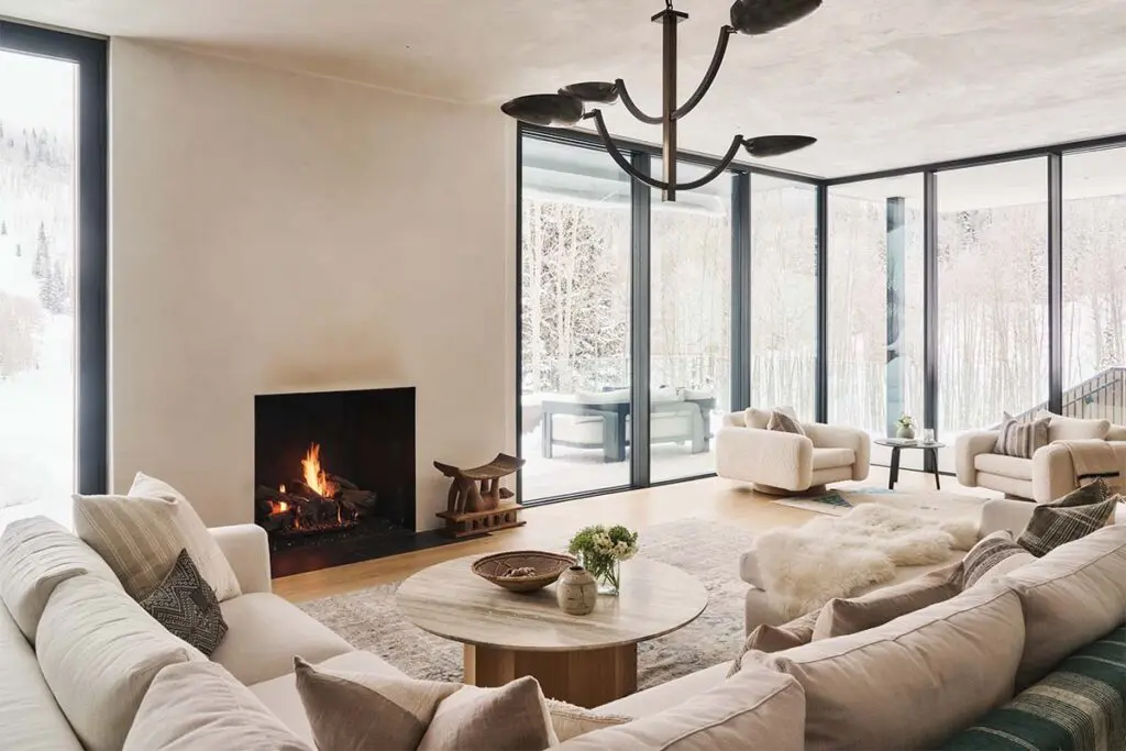 Perfecta para vivir en serenidad junto al bosque: una vivienda en vidrio y madera Perfecta para vivir en serenidad junto al bosque: una vivienda en vidrio y madera