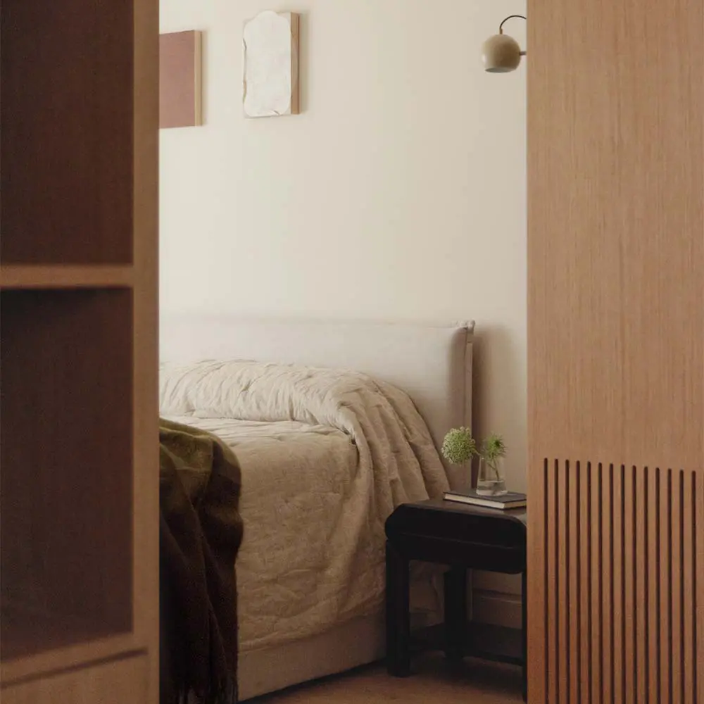 El interiorismo de una casa que explora las curvas y la luz para disfrutar de la calma