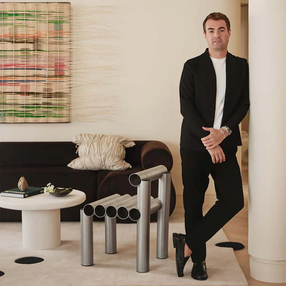 El interiorismo de una casa que explora las curvas y la luz para disfrutar de la calma