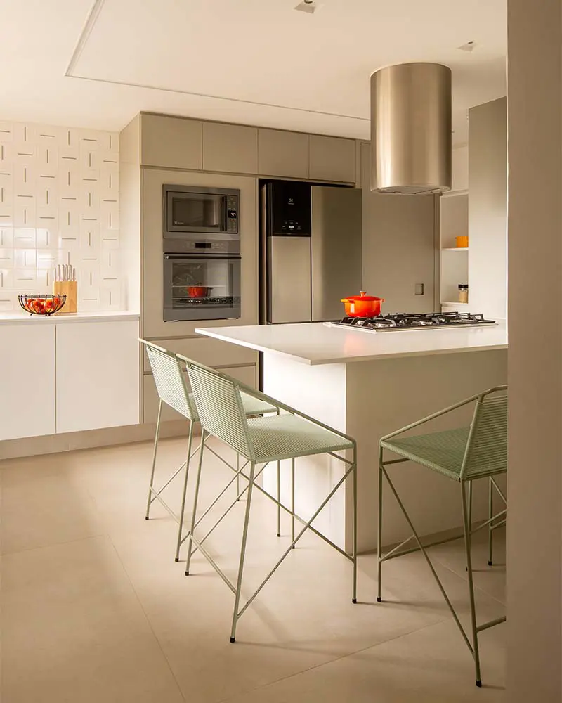 Un apartamento en brasil con una intervención que conecta espacios y rutinas