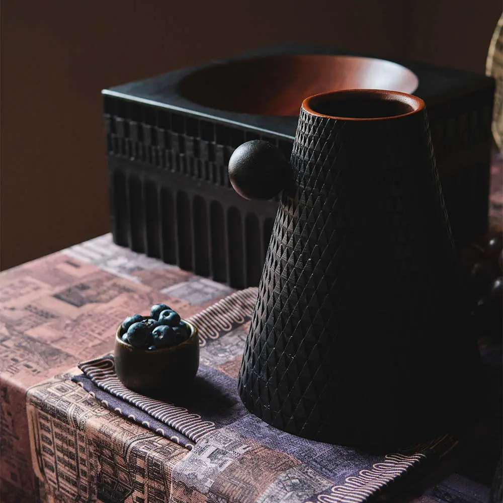 Esta colección de mobiliario colombiano está inspirada en el dibujo arquitectónico