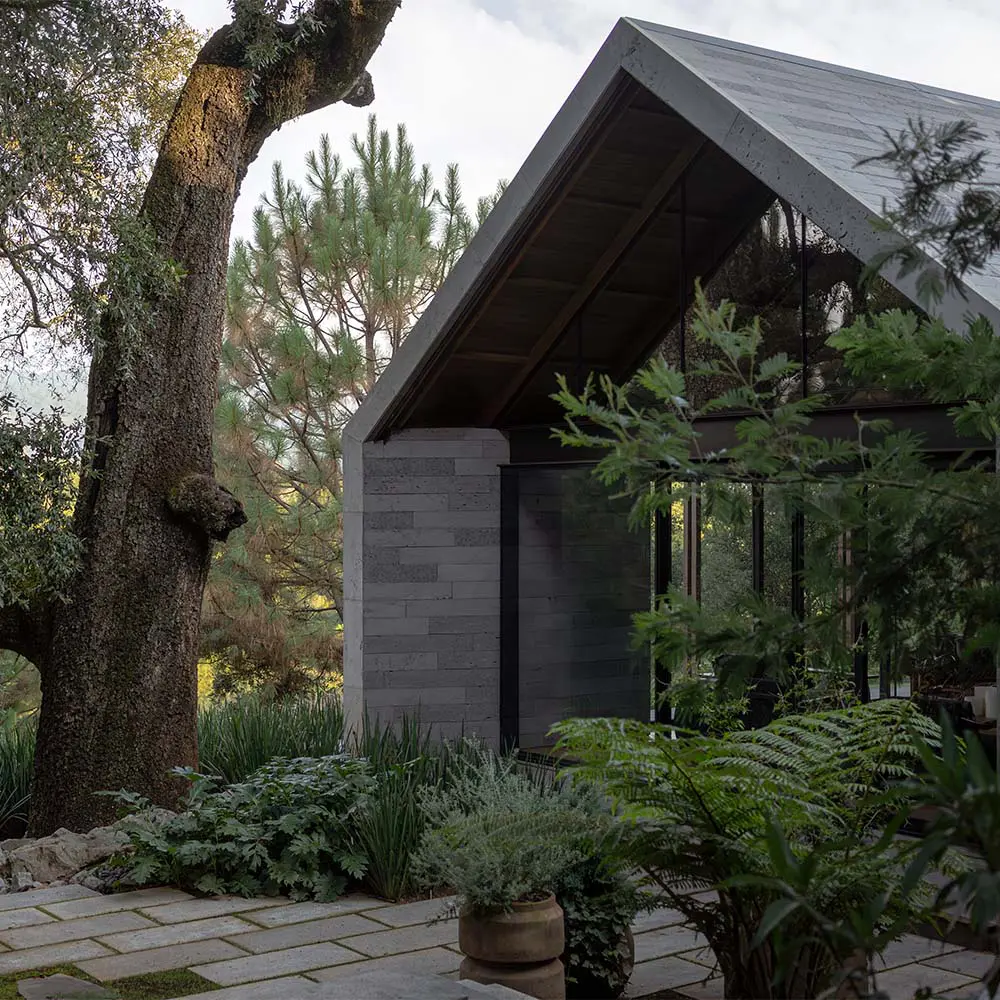 Entre rocas, vidrio y vistas infinitas: una casa pensada para convivir con el entorno
