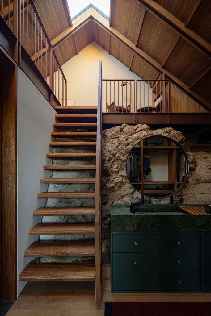 Entre rocas, vidrio y vistas infinitas: una casa pensada para convivir con el entorno