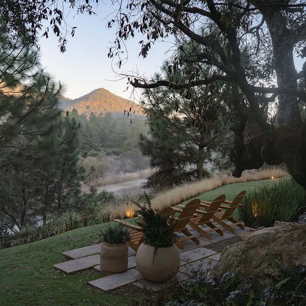 Entre rocas, vidrio y vistas infinitas: una casa pensada para convivir con el entorno