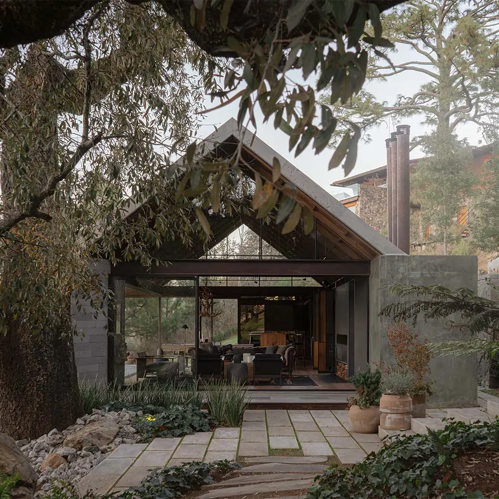 Entre rocas, vidrio y vistas infinitas: una casa pensada para convivir con el entorno
