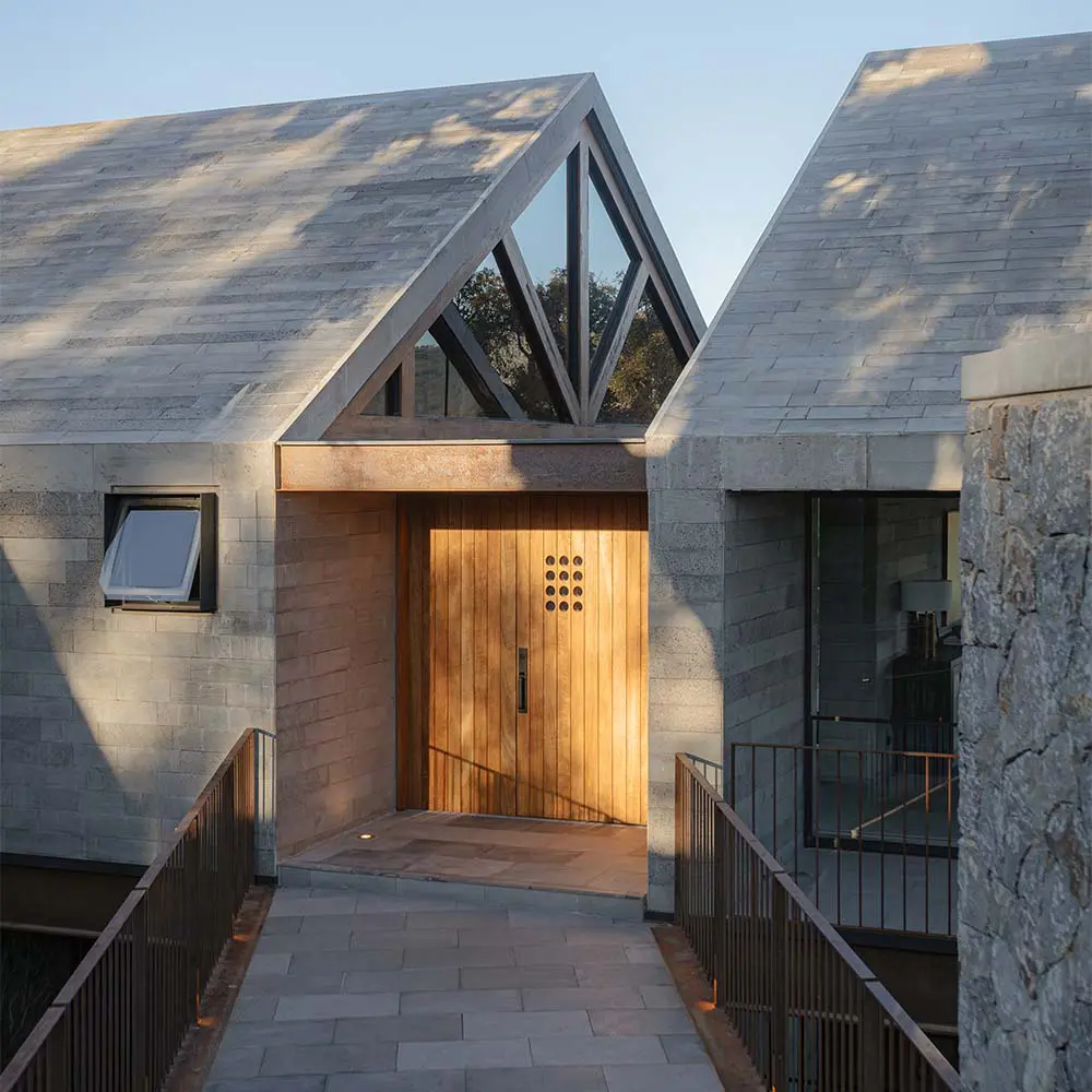 Entre rocas, vidrio y vistas infinitas: una casa pensada para convivir con el entorno