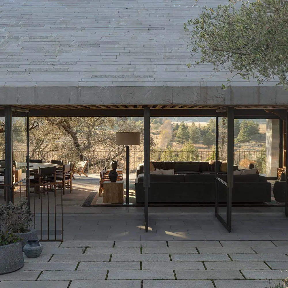 Entre rocas, vidrio y vistas infinitas: una casa pensada para convivir con el entorno