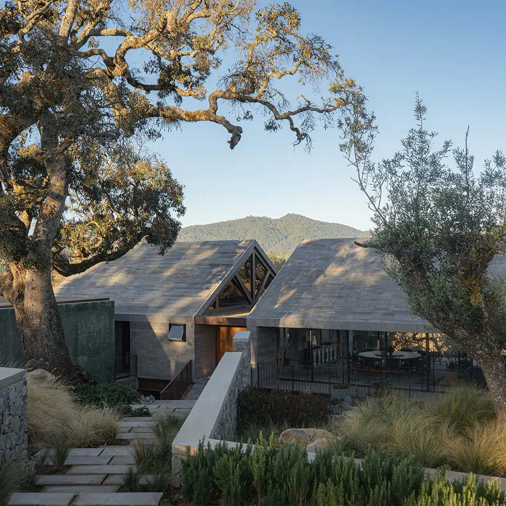 Entre rocas, vidrio y vistas infinitas: una casa pensada para convivir con el entorno
