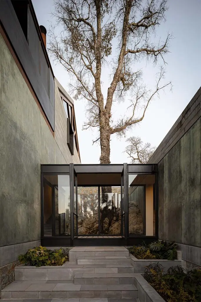 Entre rocas, vidrio y vistas infinitas: una casa pensada para convivir con el entorno