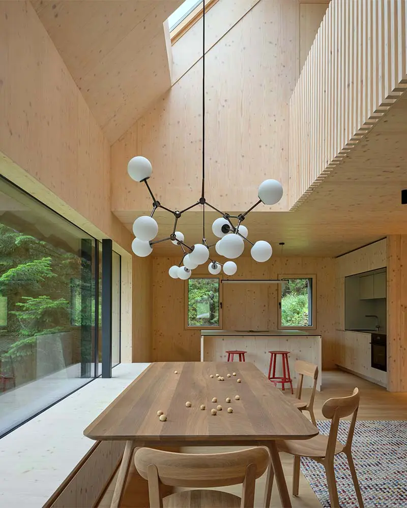 El chalet checo que reinventa la arquitectura alpina desde el interior