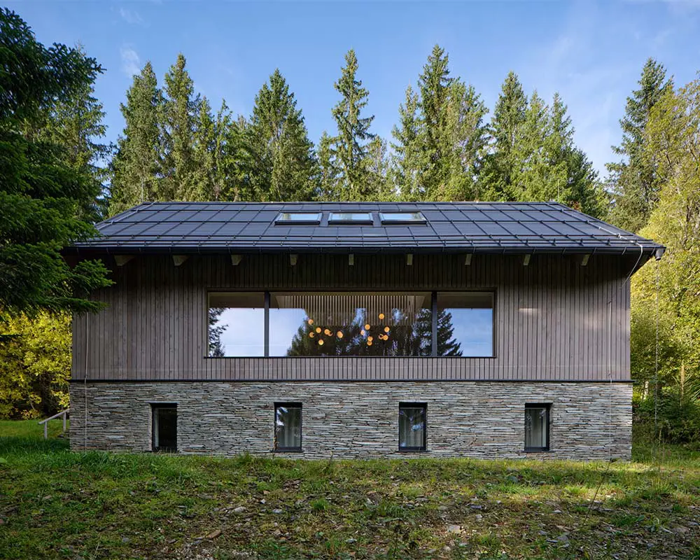El chalet checo que reinventa la arquitectura alpina desde el interior