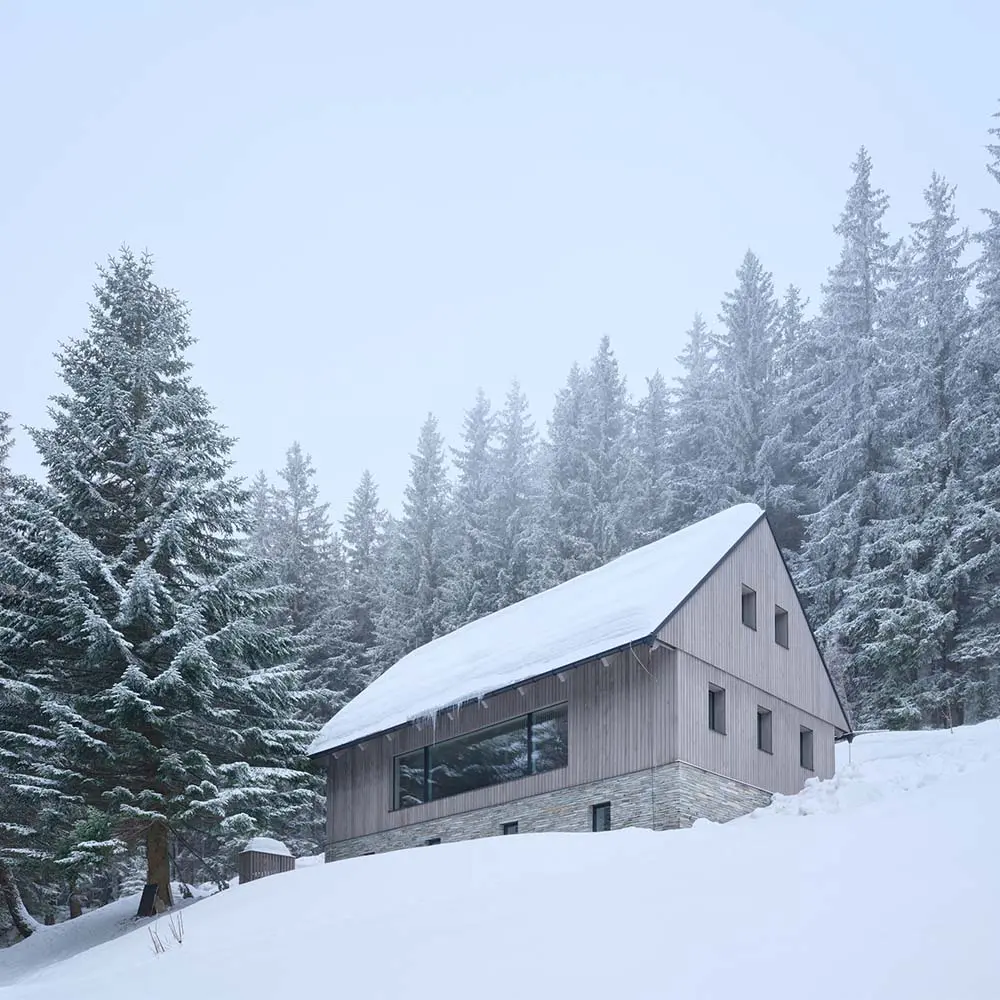 El chalet checo que reinventa la arquitectura alpina desde el interior