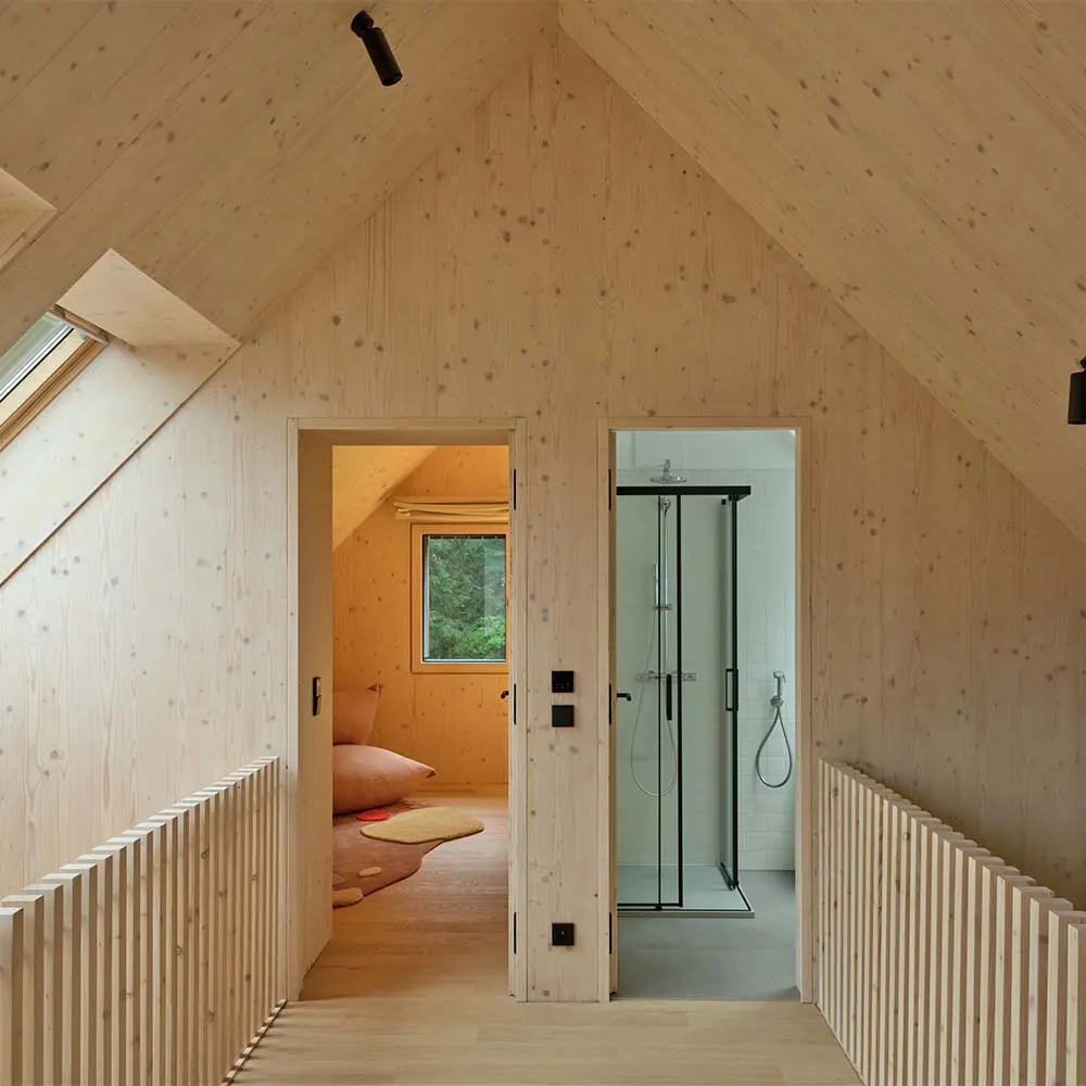 El chalet checo que reinventa la arquitectura alpina desde el interior