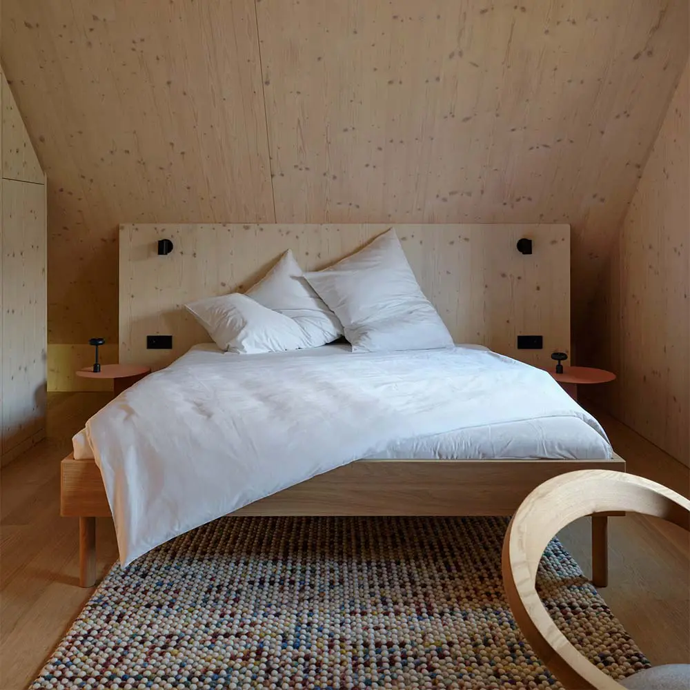 El chalet checo que reinventa la arquitectura alpina desde el interior