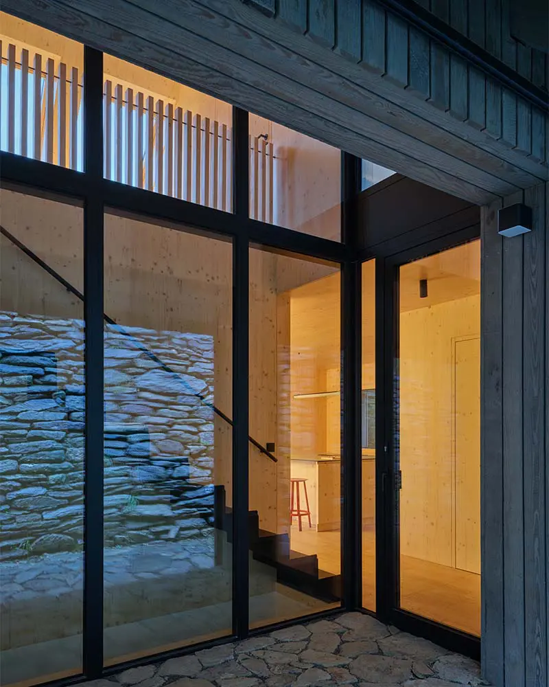 El chalet checo que reinventa la arquitectura alpina desde el interior