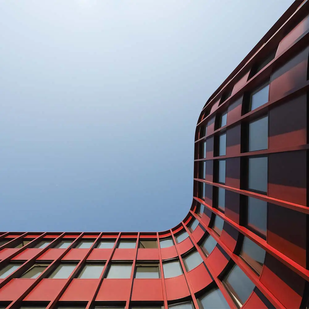 Rojo, sostenible y con forma de x: este edificio es un hito contemporáneo