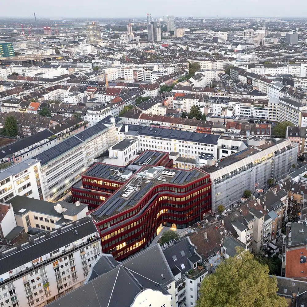 Rojo, sostenible y con forma de x: este edificio es un hito contemporáneo