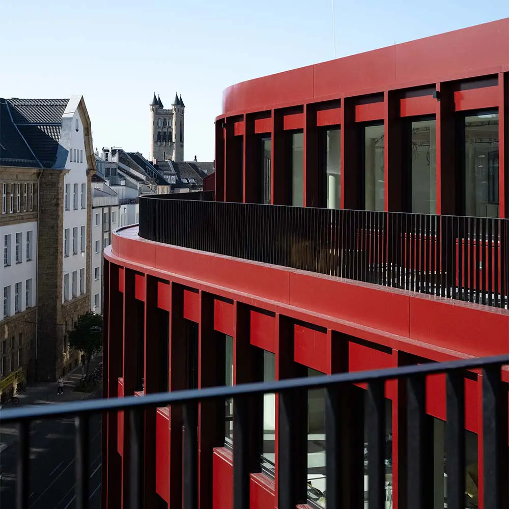 Rojo, sostenible y con forma de x: este edificio es un hito contemporáneo
