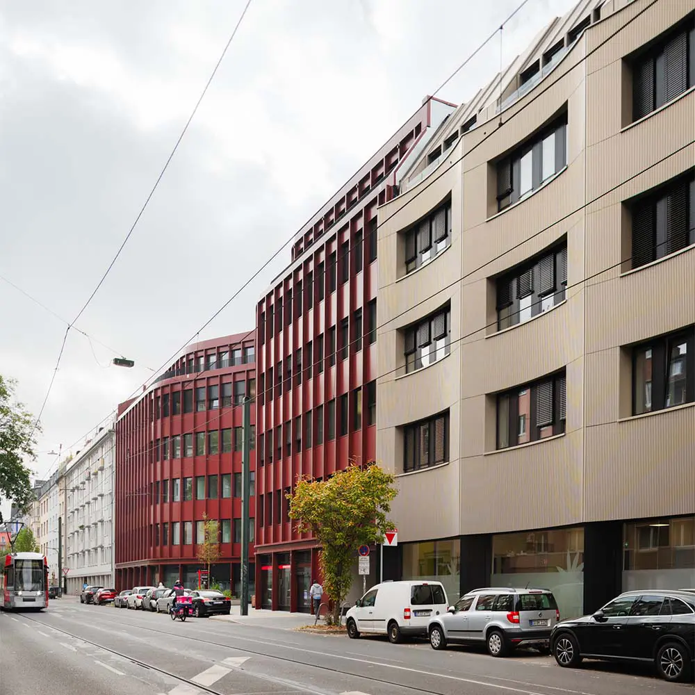 Rojo, sostenible y con forma de x: este edificio es un hito contemporáneo
