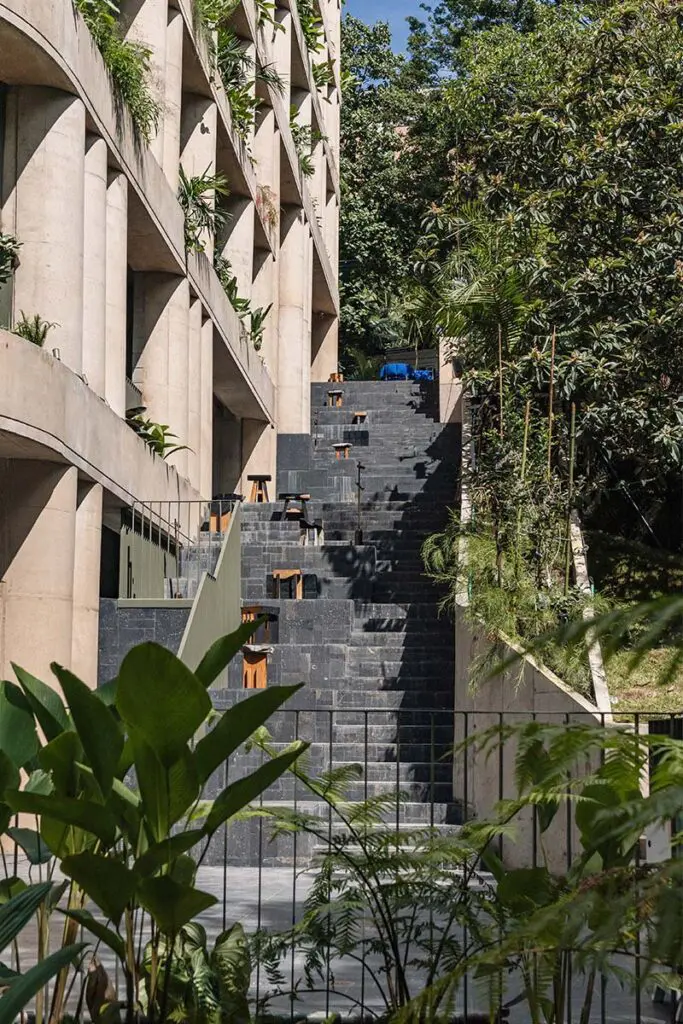 Medellín como destino: un edificio que entiende cómo vivimos y visitamos la ciudad