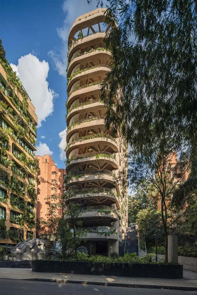 Medellín como destino: un edificio que entiende cómo vivimos y visitamos la ciudad