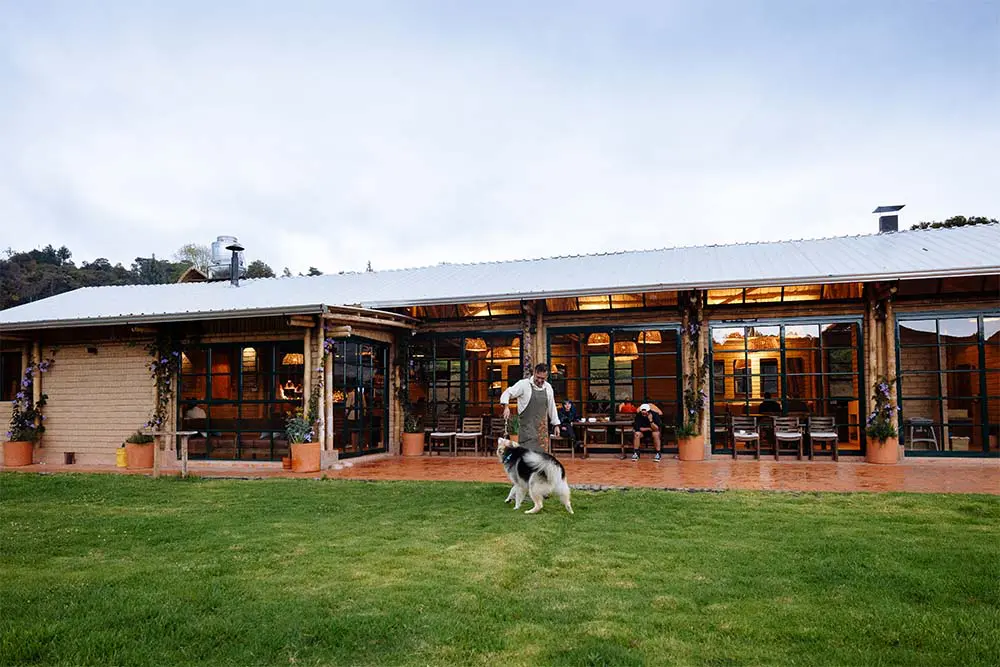 El principio detrás del diseño de este hotel en ráquira, boyacá, es el bambú