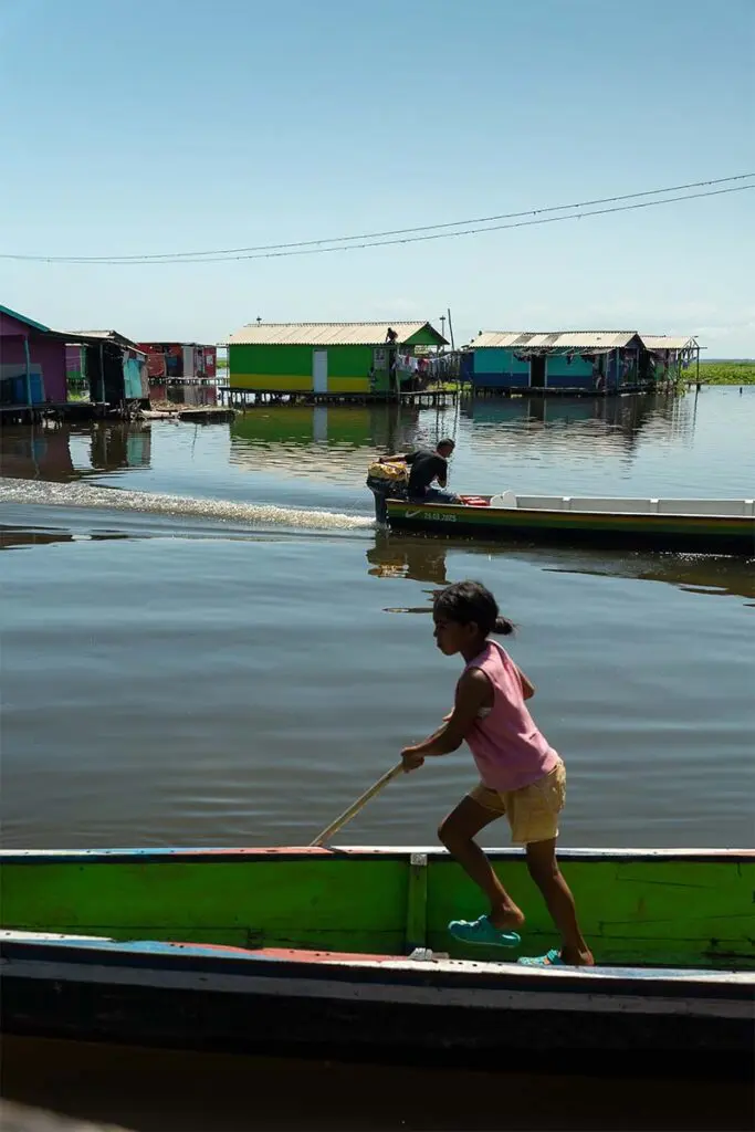 Viviendas en el agua en el pueblo nueva venecia, santa marta