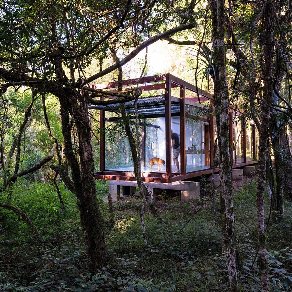 Un pabellón en brasil flota entre los árboles