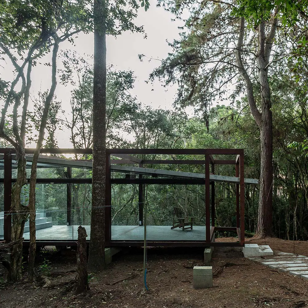 Un pabellón en brasil flota entre los árboles