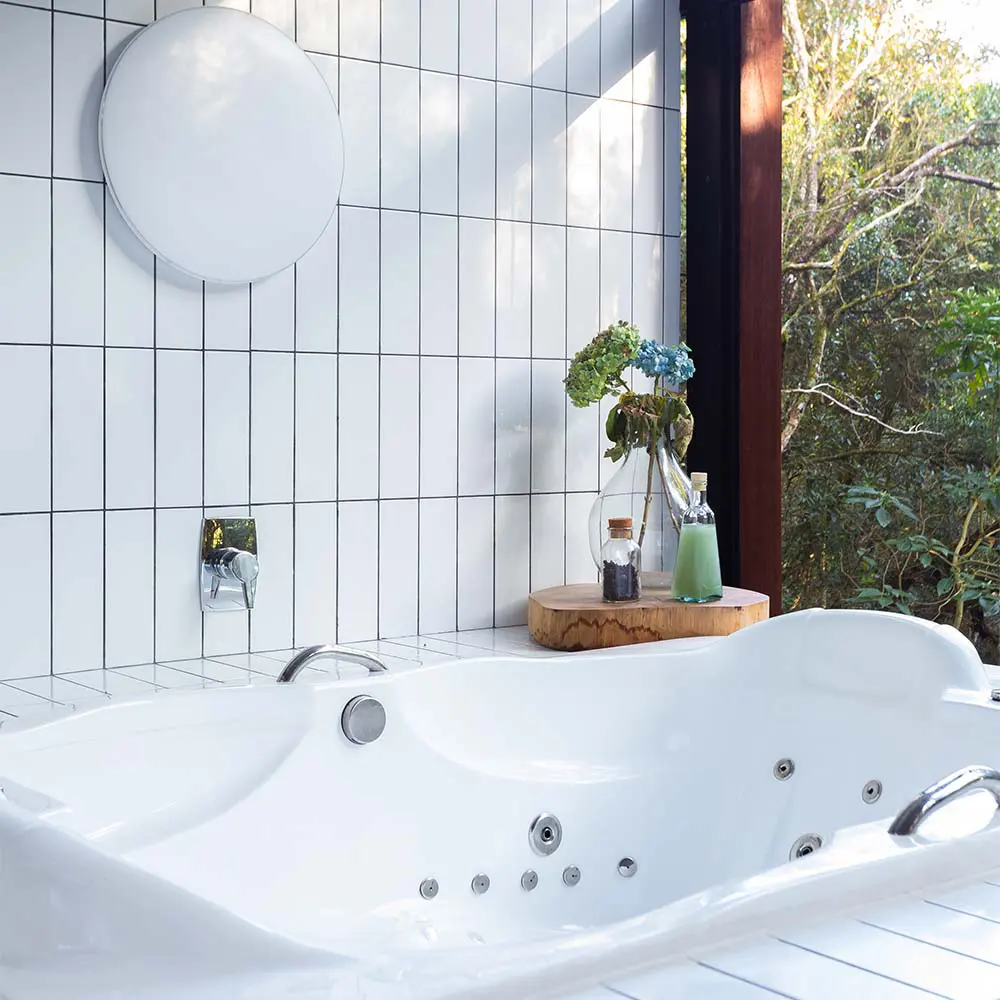 Un pabellón en brasil flota entre los árboles