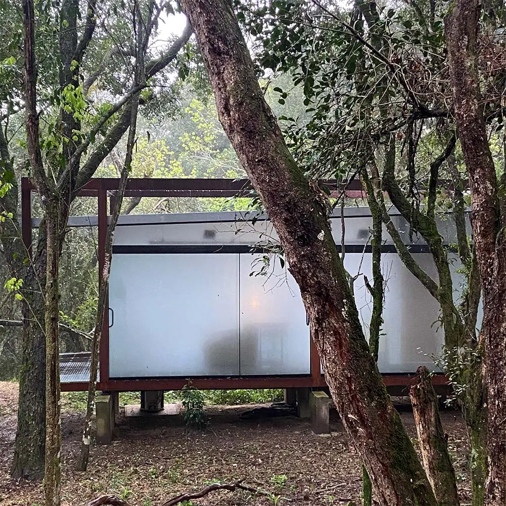 Un pabellón en brasil flota entre los árboles