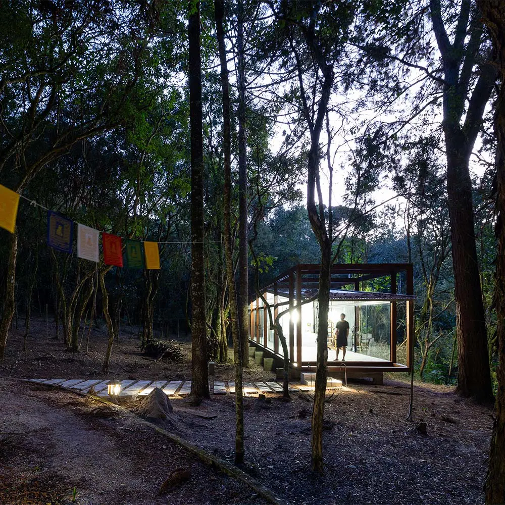 Un pabellón en brasil flota entre los árboles