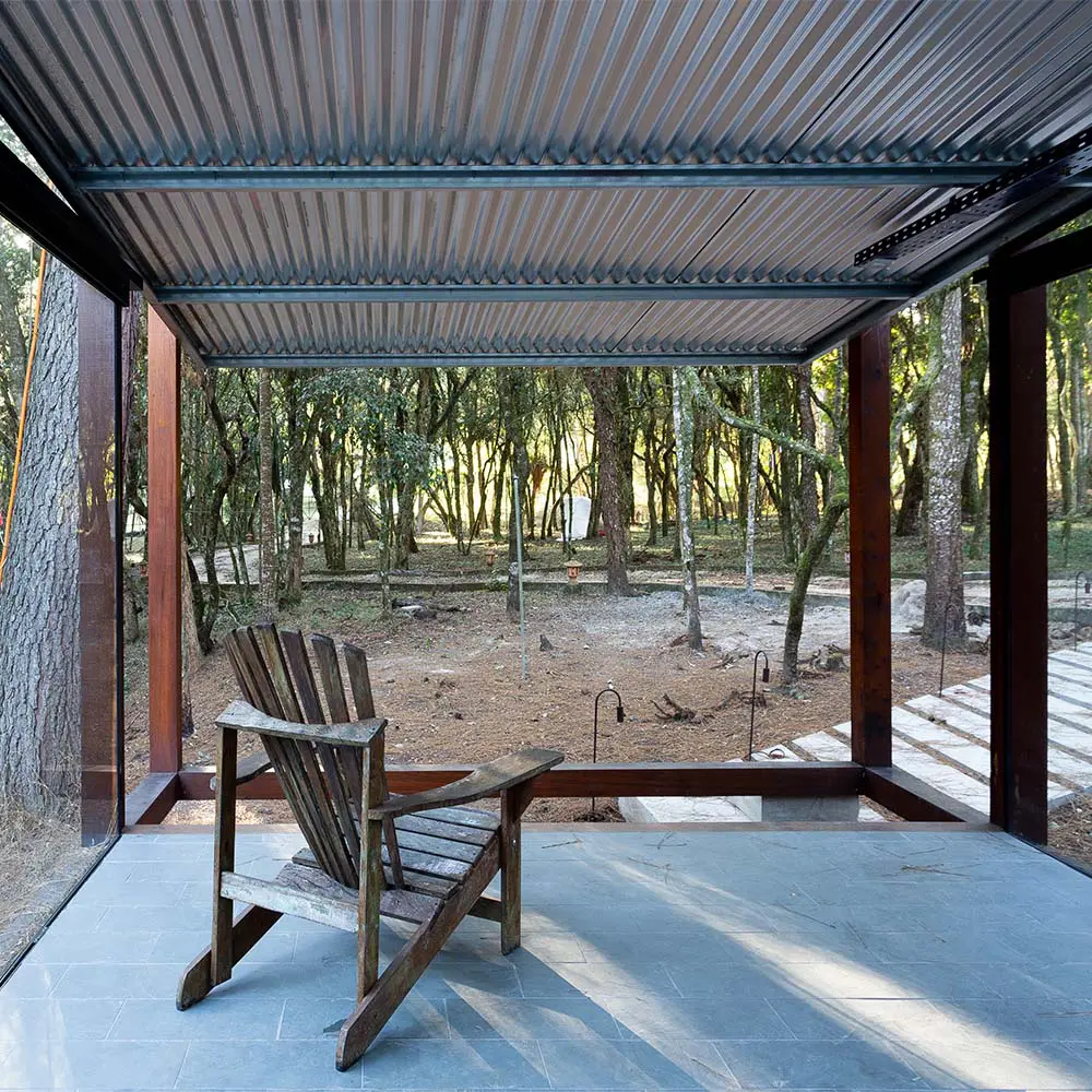 Un pabellón en brasil flota entre los árboles