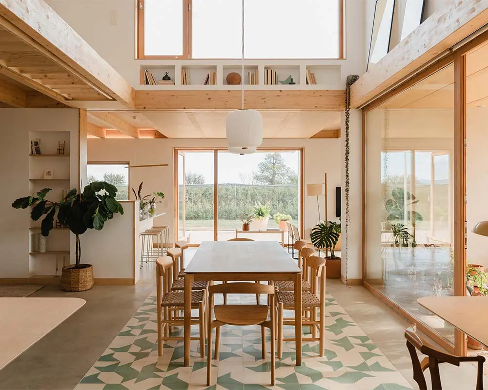 Una vivienda mediterránea que combina tecnología y memoria rural