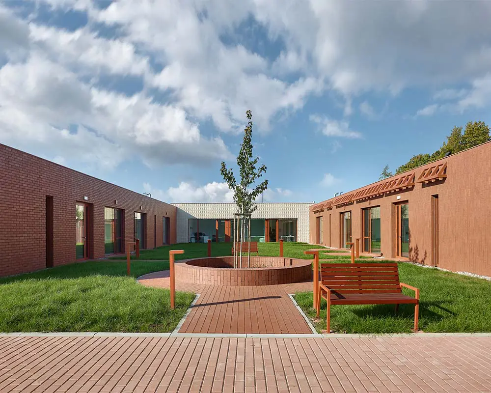 Un edificio que transforma un antiguo huerto en un paisaje doméstico para pasar la vejez Un edificio que transforma un antiguo huerto en un paisaje doméstico para pasar la vejez