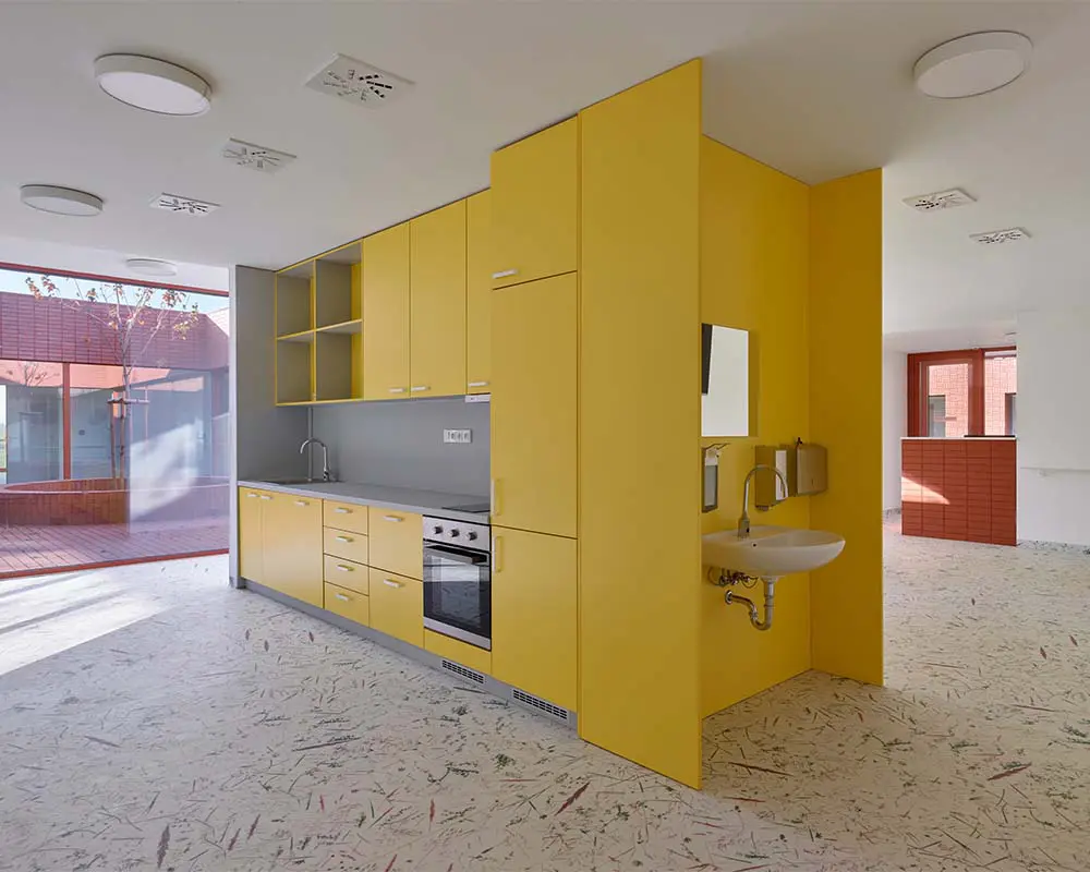 Un edificio que transforma un antiguo huerto en un paisaje doméstico para pasar la vejez Un edificio que transforma un antiguo huerto en un paisaje doméstico para pasar la vejez