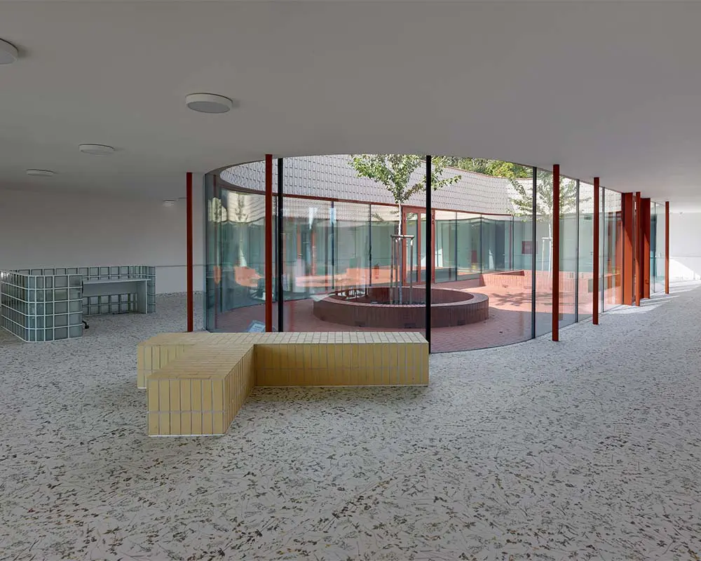 Un edificio que transforma un antiguo huerto en un paisaje doméstico para pasar la vejez Un edificio que transforma un antiguo huerto en un paisaje doméstico para pasar la vejez