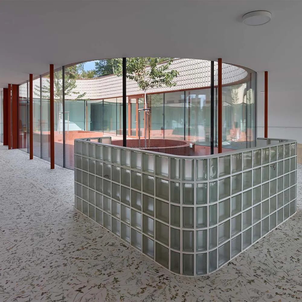 Un edificio que transforma un antiguo huerto en un paisaje doméstico para pasar la vejez Un edificio que transforma un antiguo huerto en un paisaje doméstico para pasar la vejez