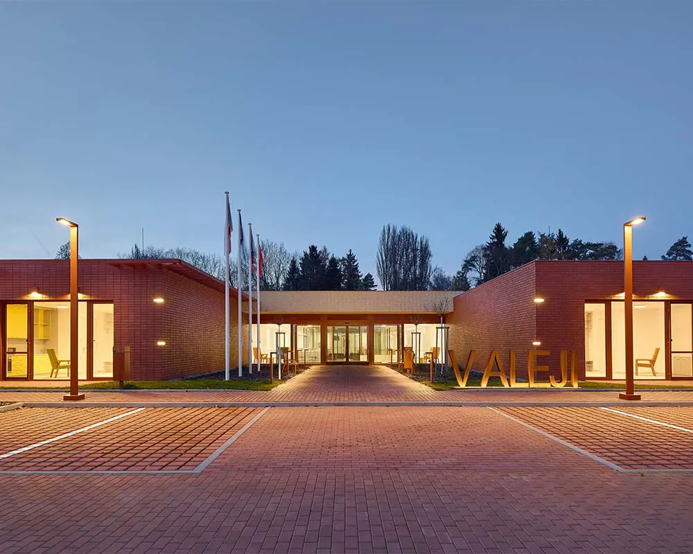 Un edificio que transforma un antiguo huerto en un paisaje doméstico para pasar la vejez Edificio, diseño para un ancianato