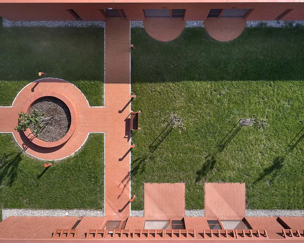 Un edificio que transforma un antiguo huerto en un paisaje doméstico para pasar la vejez Un edificio que transforma un antiguo huerto en un paisaje doméstico para pasar la vejez